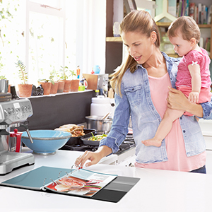 <center>The ONE-TOUCH Easy Open trigger opens with a simple motion, so you can easily access what you need even when your hands are full. </center>