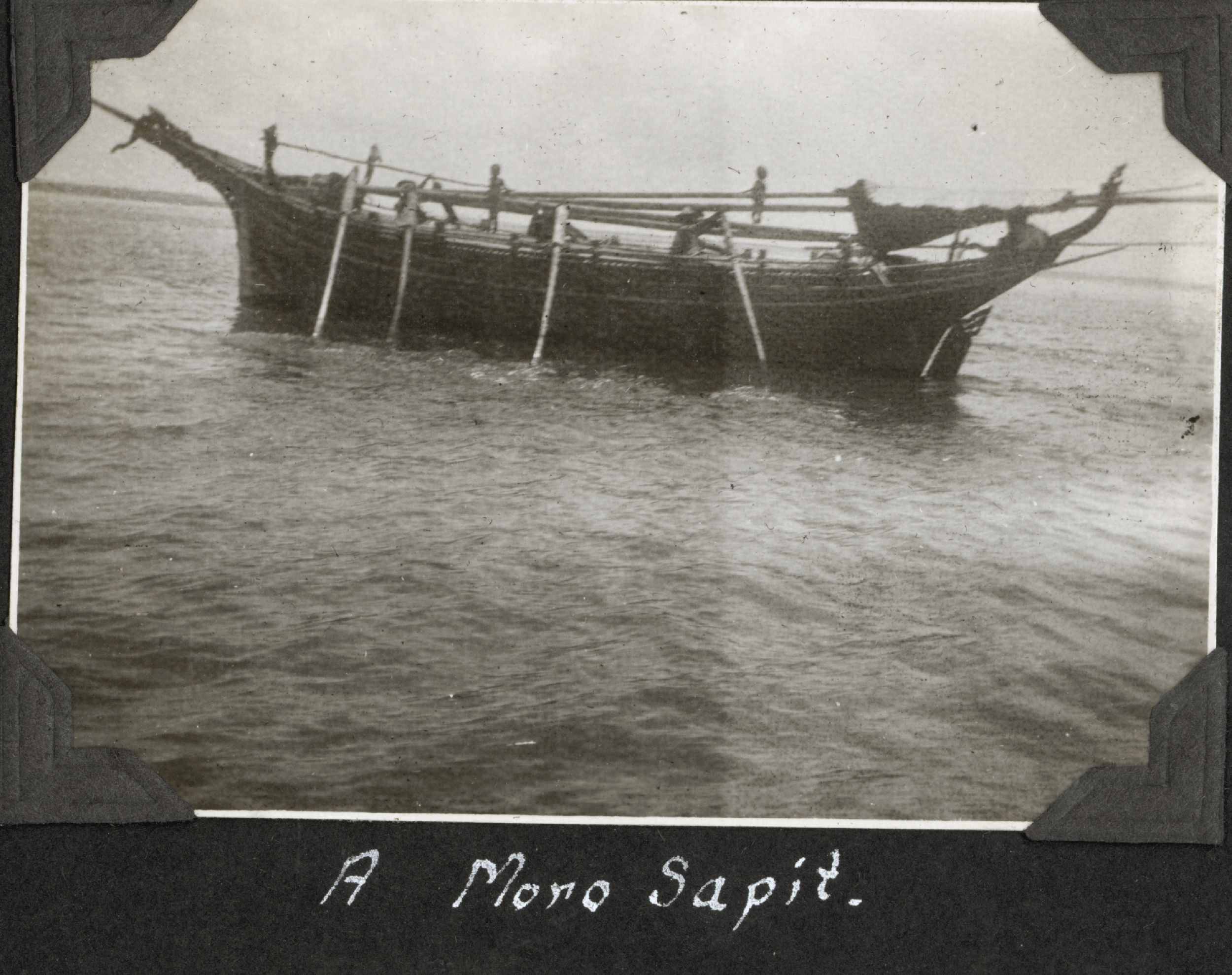 A Moro sapit, a moderate-sized vessel that could be rowed during periods of calm