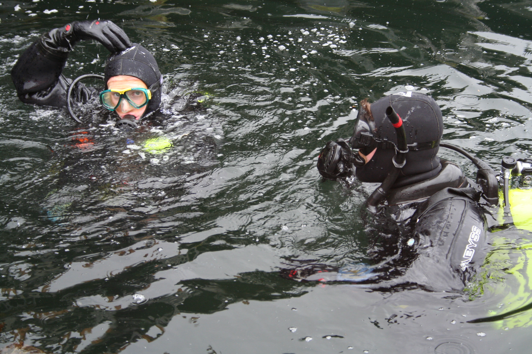 Dive operations for tide gauge installation
