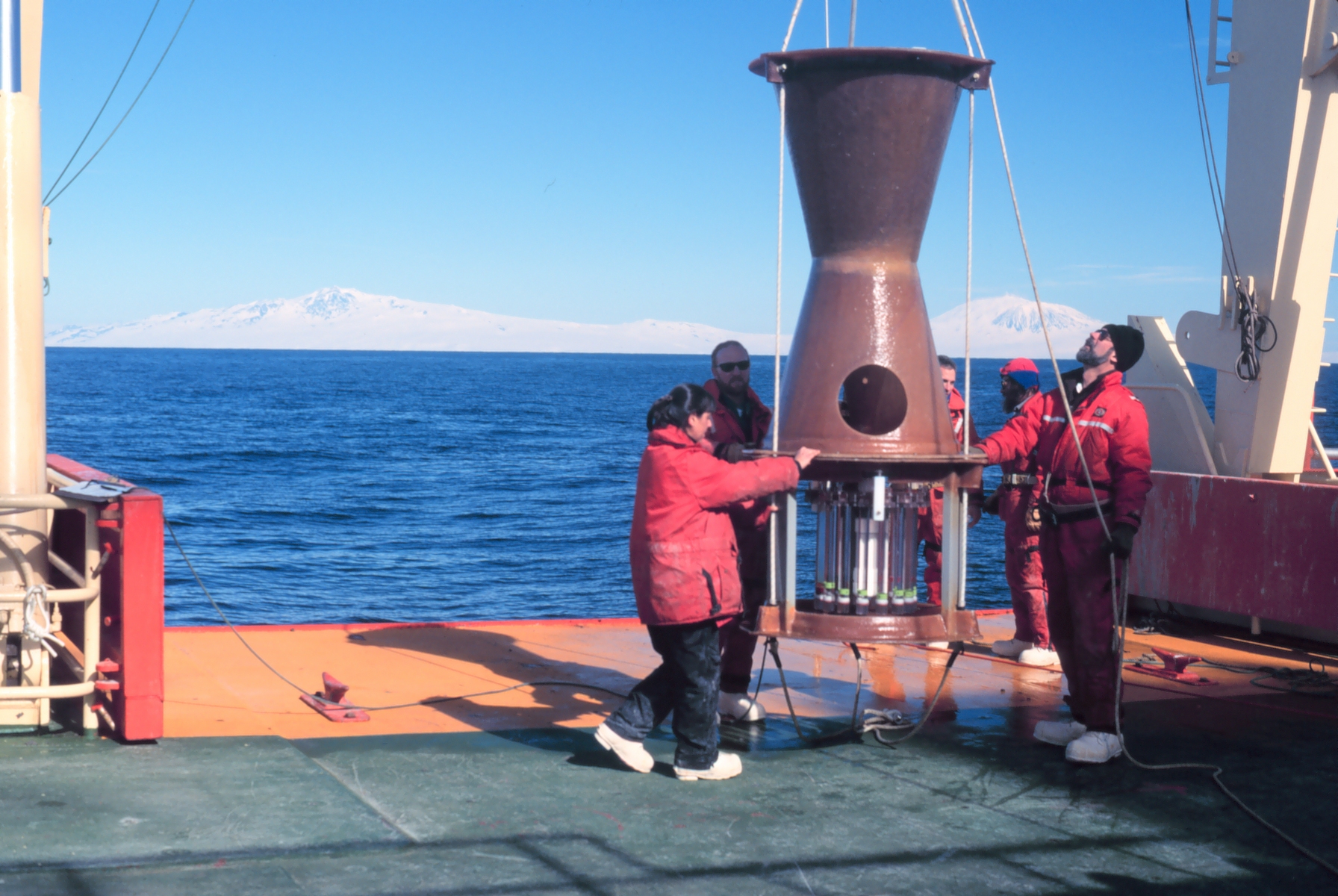 Deploying a sediment trap on a mooring along the Ross Ice Shelf