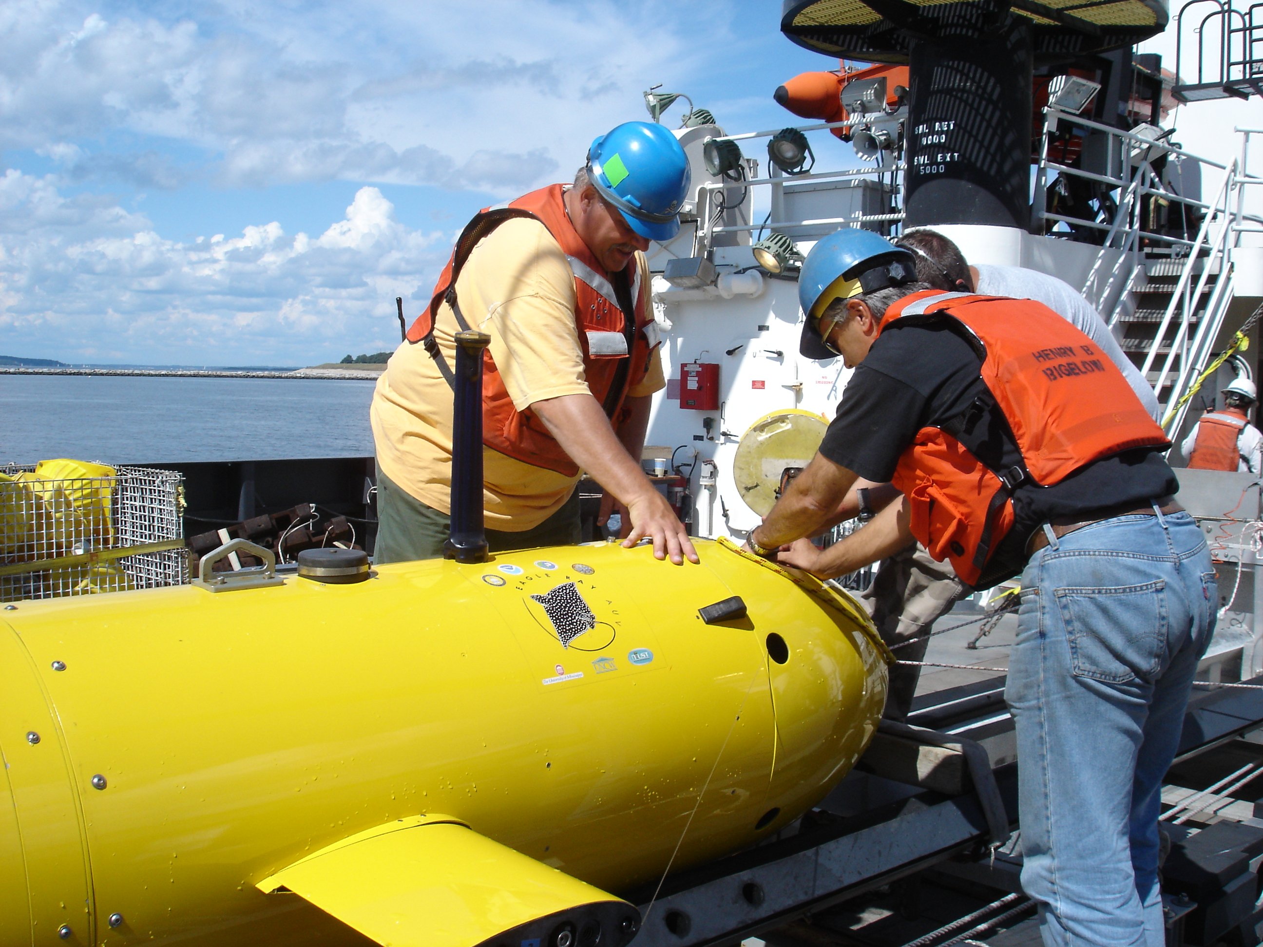 Testing the Eagle Ray AUV ( Autonomous underwater vehicle) from the NOAAShip HENRY BIGELOW