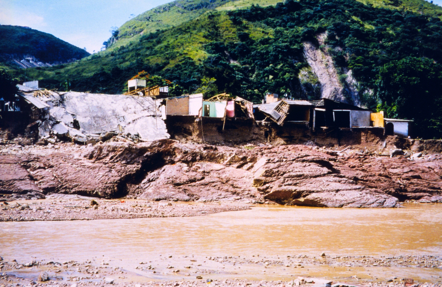 Flood damage along the Choluteca River caused by Hurricane Mitch