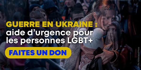 L'image montre un groupe de réfugiés. Une mère qui porte un petit enfant sur la poitrine au premier plan. Le texte dit : Collecte d'urgence : Les Ukrainien·nes LGBT+ ont besoin de vous ! Faites un don maintenant.