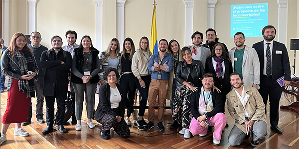 Group of people that participated in the event, in the Congress room.