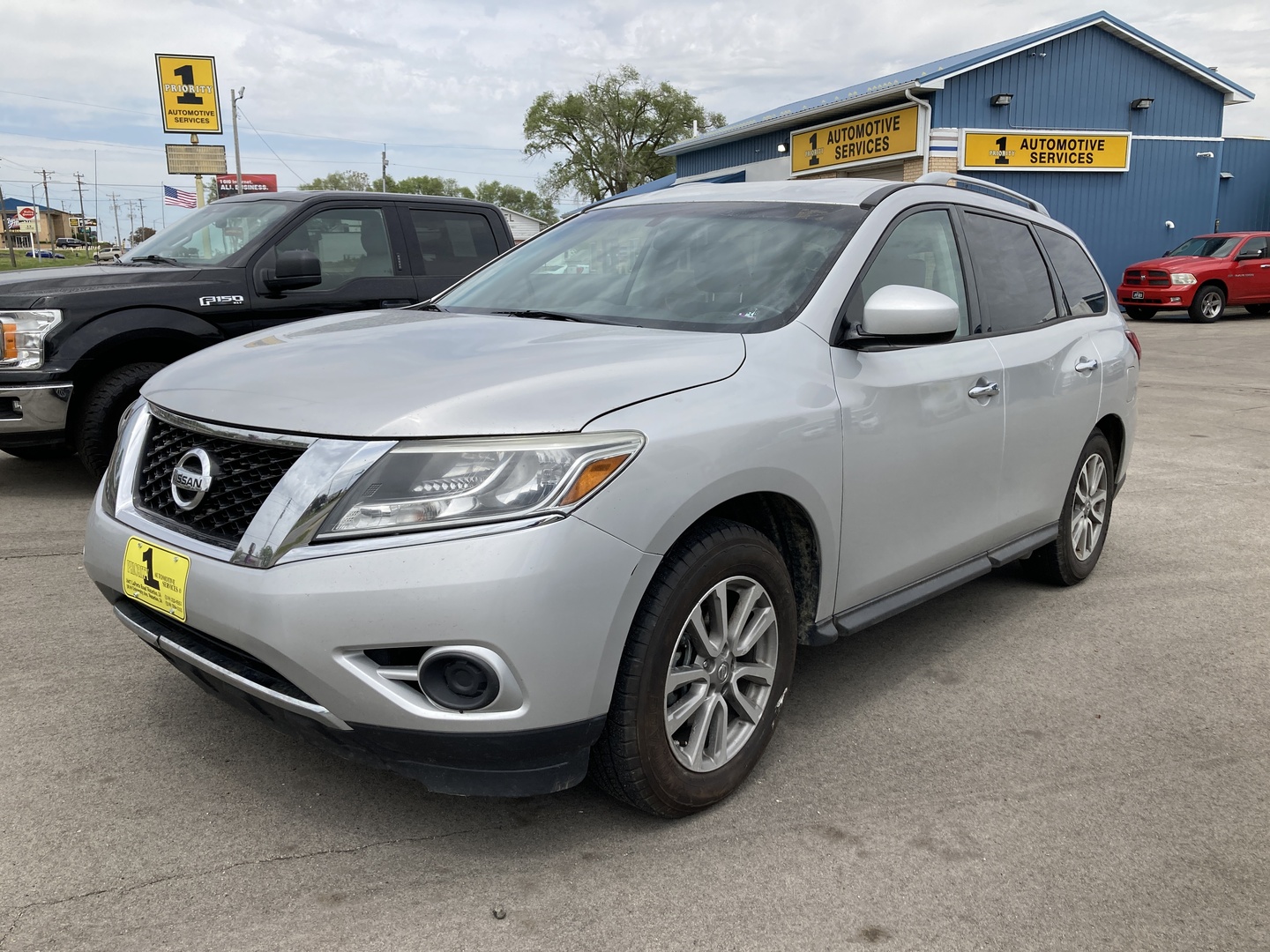 2014 Nissan Pathfinder SV 4WD's photo