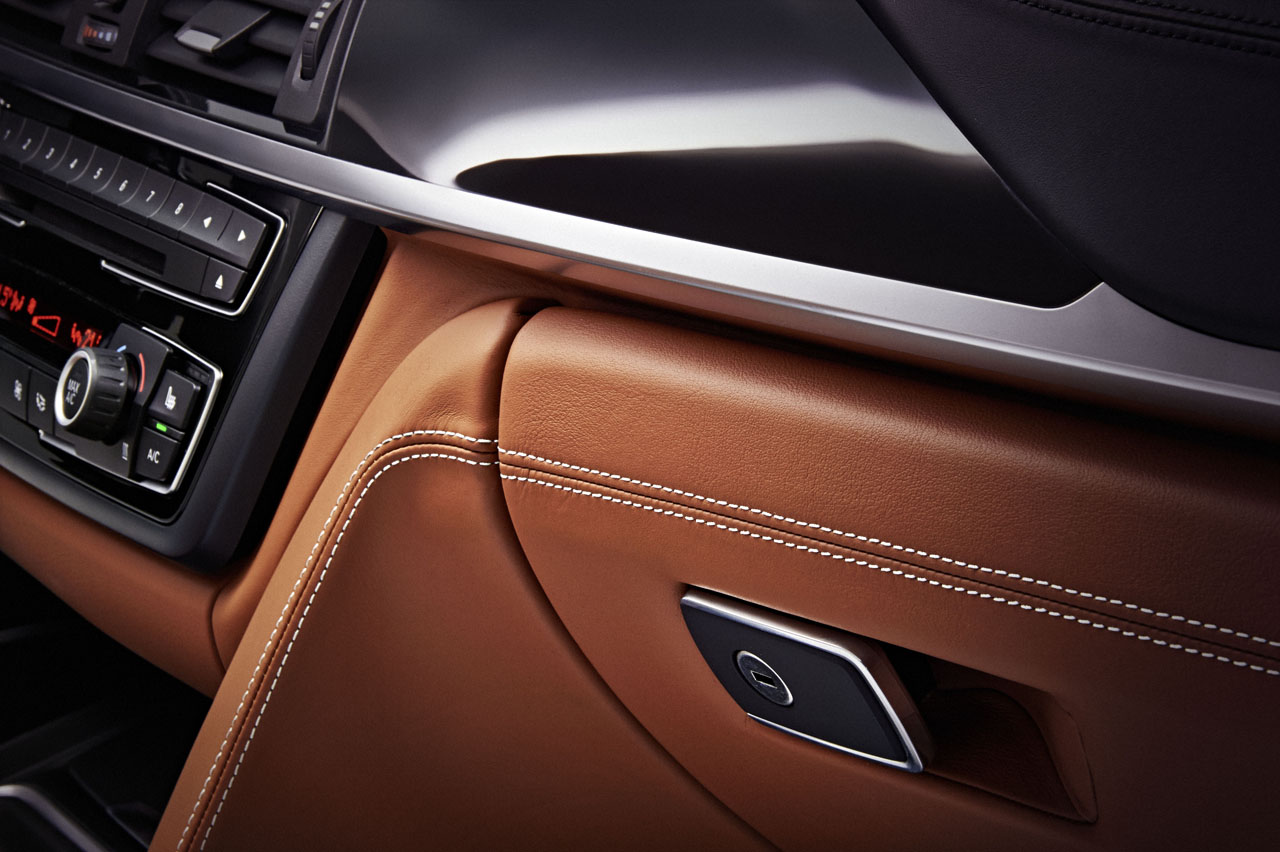 F83 Rear Leg Room F83_M4_Convertible_098-highRes - BimmerFile