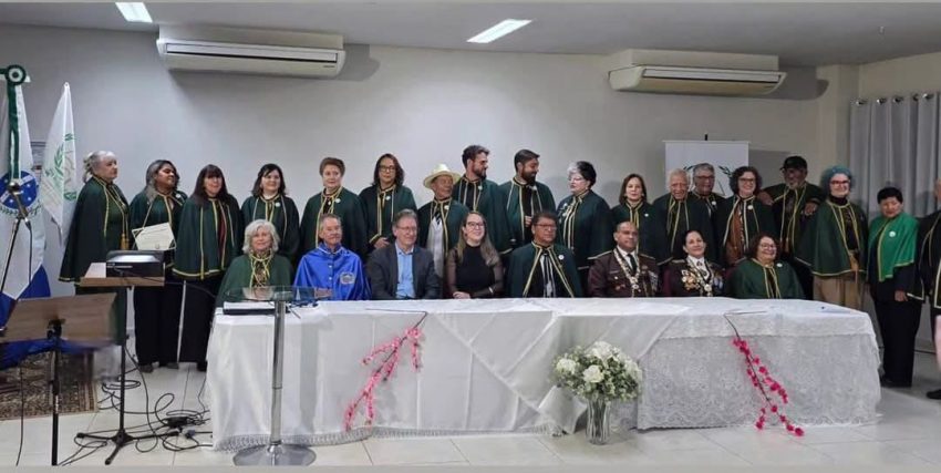 Cerimonialistas reunidos durante evento.
