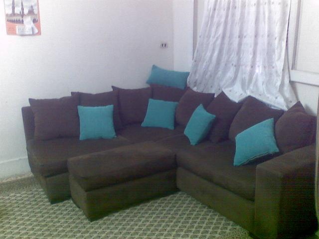 Image 2 of ركنة رائعة جداُ جداً 2 كنبة وبوف وترابيزة لونها بني ومساند تركواز، حالة جيدة جداً والسعر مغري
