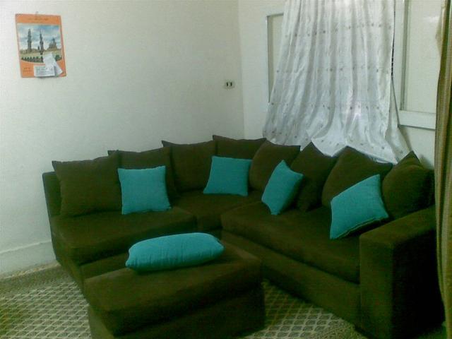 Image 3 of ركنة رائعة جداُ جداً 2 كنبة وبوف وترابيزة لونها بني ومساند تركواز، حالة جيدة جداً والسعر مغري