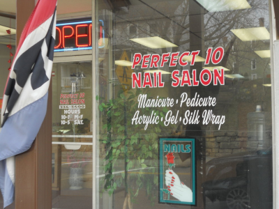 Perfect 10 Nail Salon Logo