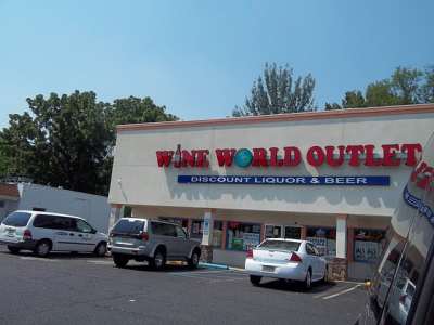 Wine World Outlet Logo