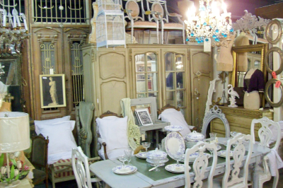 Antiques On Holiday Logo