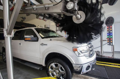 Geaux Clean Car Wash Burbank Logo