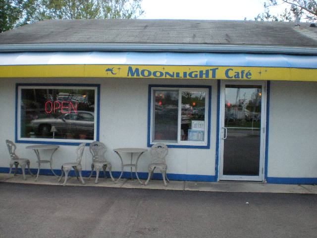 Moonlight Cafe' Logo