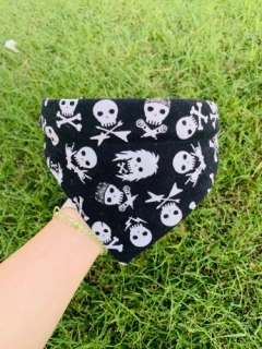 Handmade, Skull print dog bandna. Cotton. Handmade in the US. For medium and big dogs.