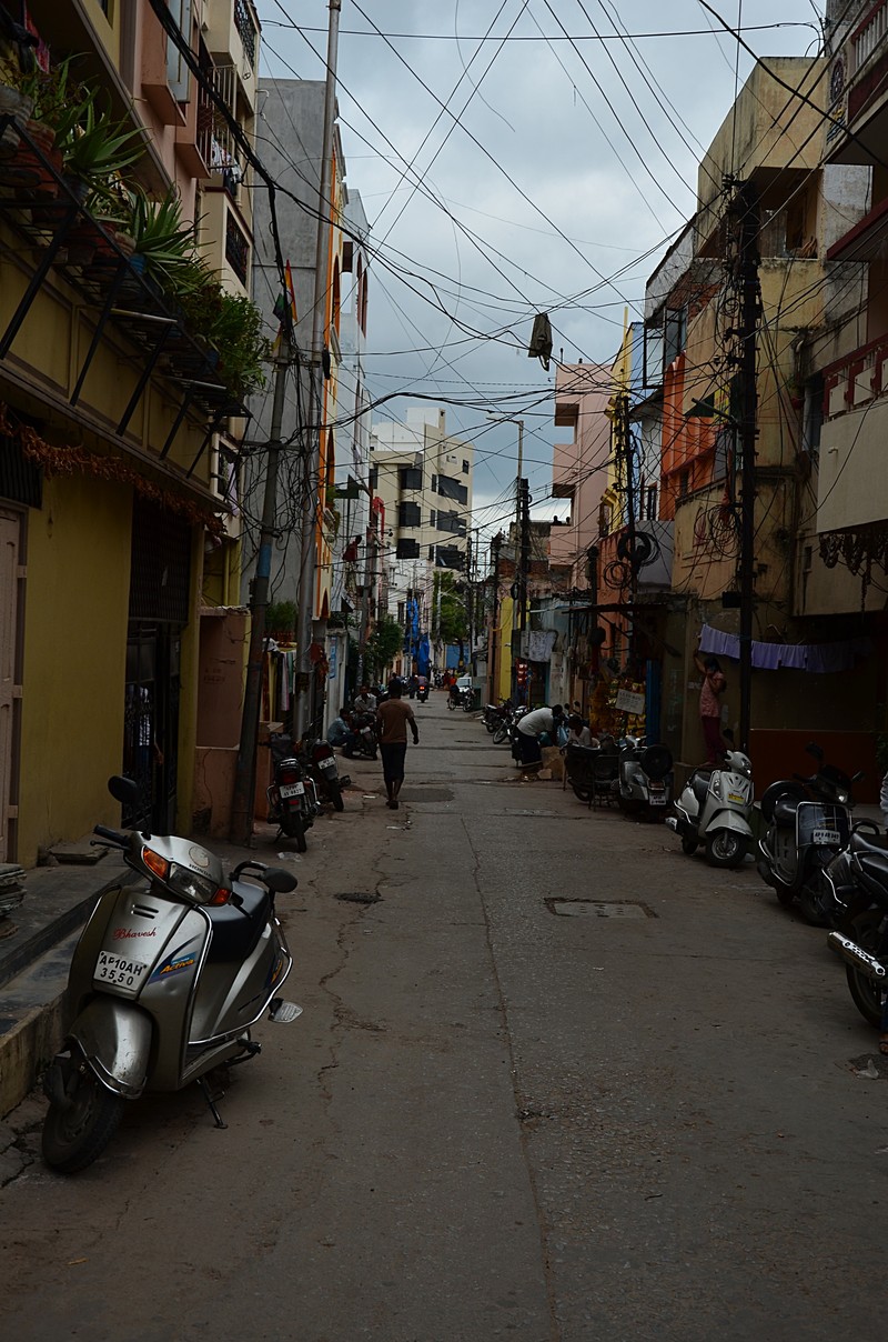 A busy city street picture