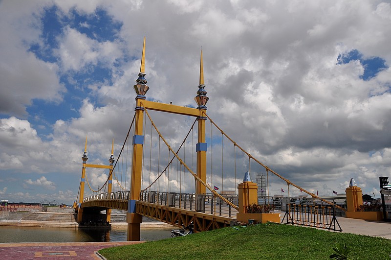 Steepest bridge in the world image