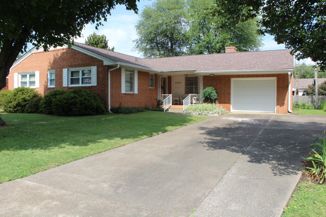 Three Bedroom Brick Home in Owensboro Kurtz Auction & Realty Co.
