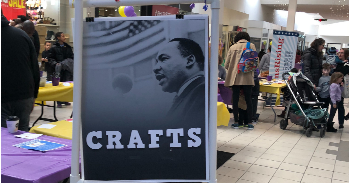 Mlk Rising MomsRising.org | Celebra el Día de Martin Luther King Con Nosotros
