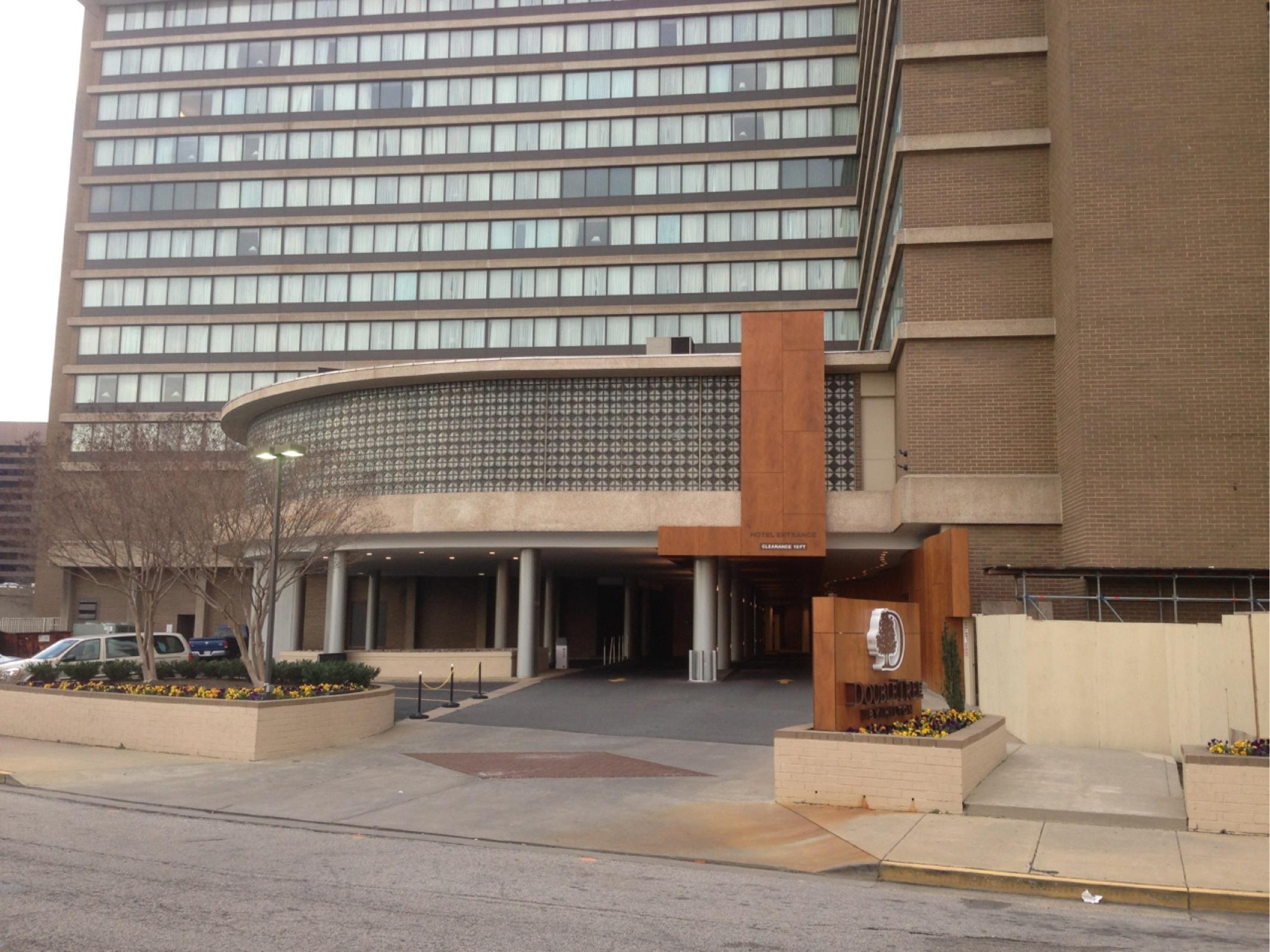 DoubleTree by Hilton Hotel Crystal City Parking in Arlington ParkMe