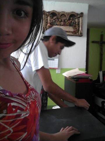 Ayudandole a su tarea