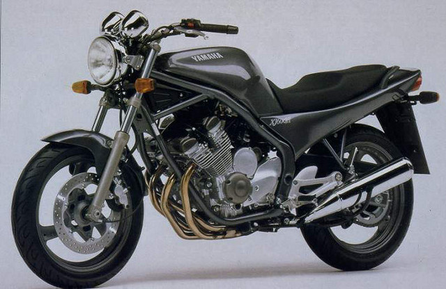 moto Yamaha Negra