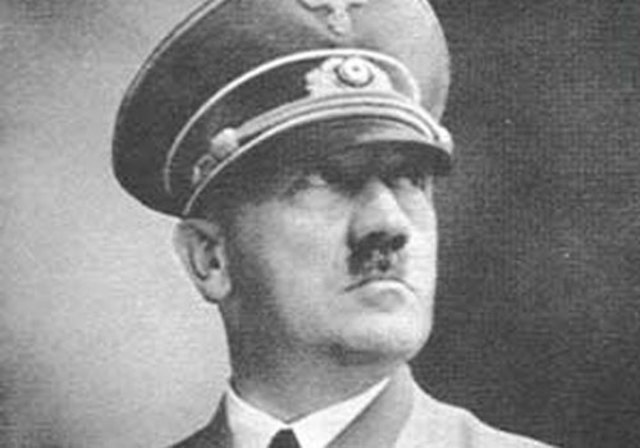 Hitler se suicida.