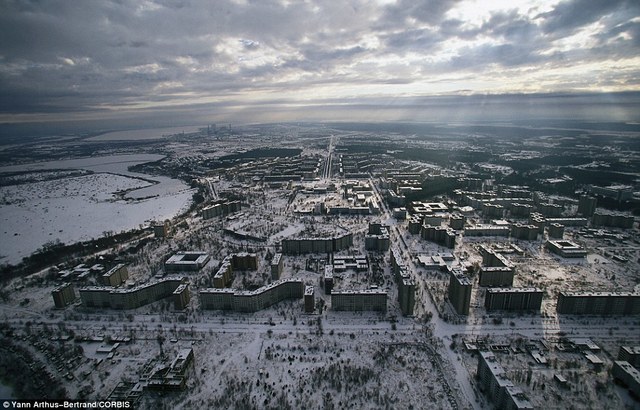A concrete roof (“sarcophagus”) is completed over the fourth reactor. It is built to protect the environment from radiation for at least 30 years. 300,000 tons of concrete and 6,000 tons of metal constructions were utilised.