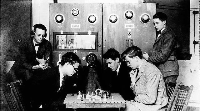 Sinstal.la la primera estació de ràdio experimental