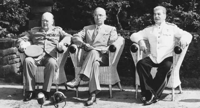 Entre el 17 de juliol i el 2 d'agost de 1945 Conferència de Potsdam