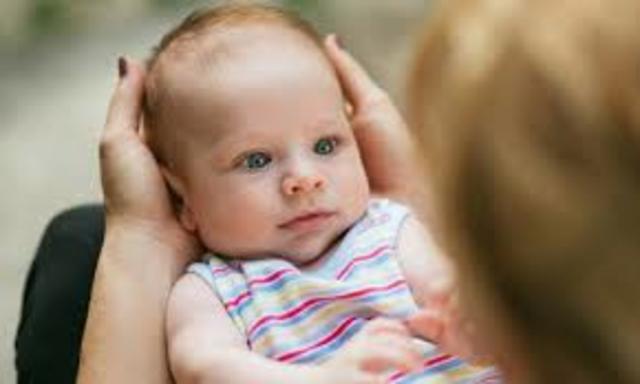 Pays attention to faces