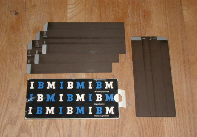 IBM introduce las tarjetas magnéticas