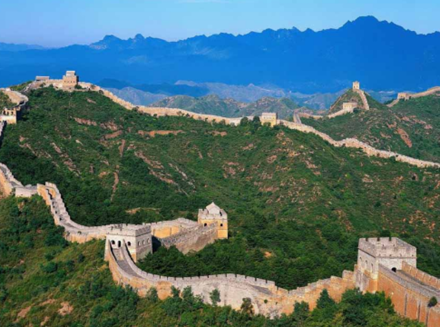 Dong yaohui was the first person to walk the great wall of china