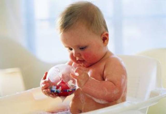 Turns head to sounds