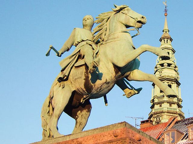 The opposition of the Church and the monarchy