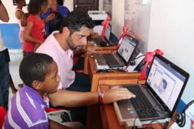 Johnson del New Media Consortium, indica que se originó al unir la programación orientada a objetos con los objetivos de aprendizaje para apoyar el proceso de aprendizaje.