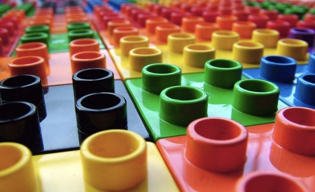 Hodgins (2000) Metáfora del LEGO.