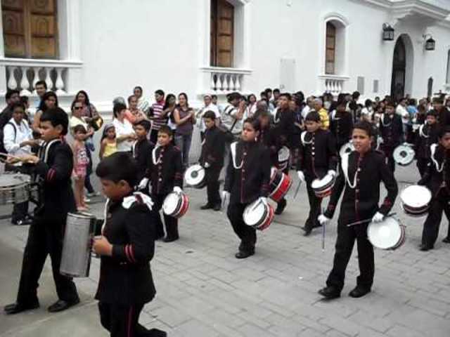 PRACTICA DE LA BANDA MARCIAL DE LA INSTITUCION