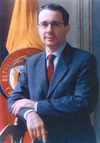 Alvaro Uribe Velez asume la presidencia de Colombia