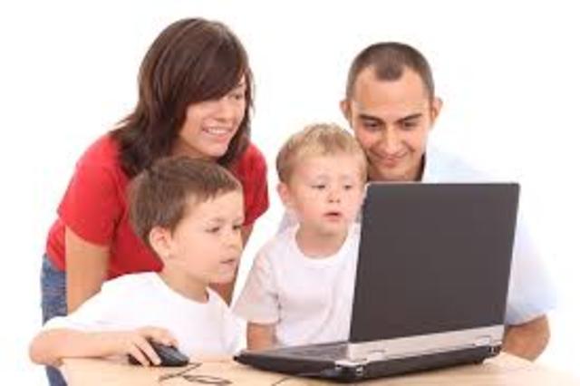 Los padres y las madres de familia deben ser lo primeros responsables en el empleo adecuado de la tecnología en los niños y las niñas