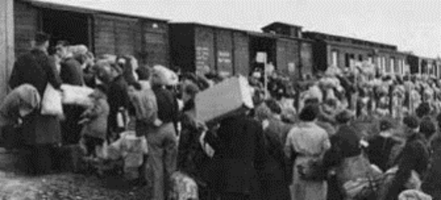 1942- Inicia el Holocausto.