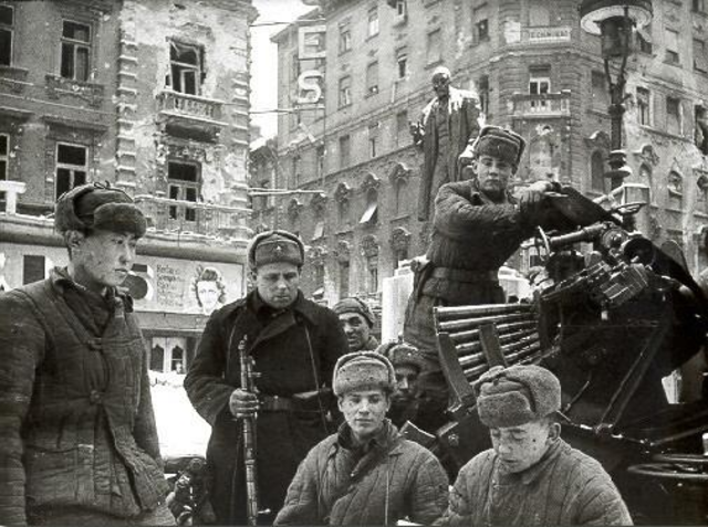 1945- Liberan Varsovia.