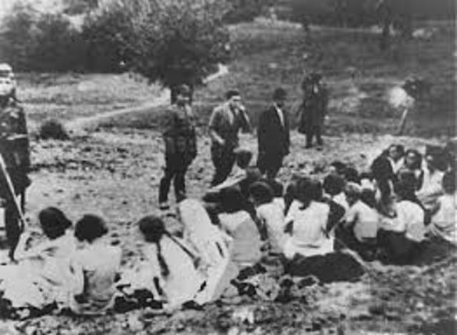 Einsatzruppen Shoot About 34,000 Jews