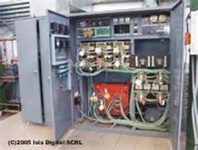 tablero electrónico y tarjetas perforadas