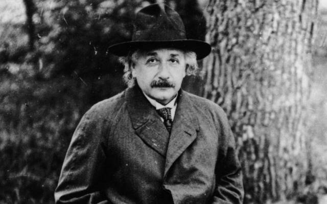 Muere Albert Einstein hace 32 años.