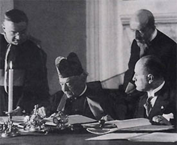 Mussolini Signed the Lateran Treaty