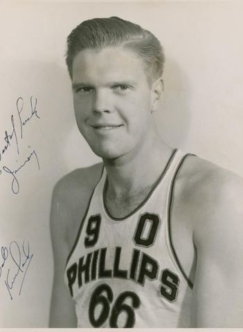 7 foot tall man plays