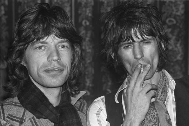 Mick meets Keith Richards on a train.