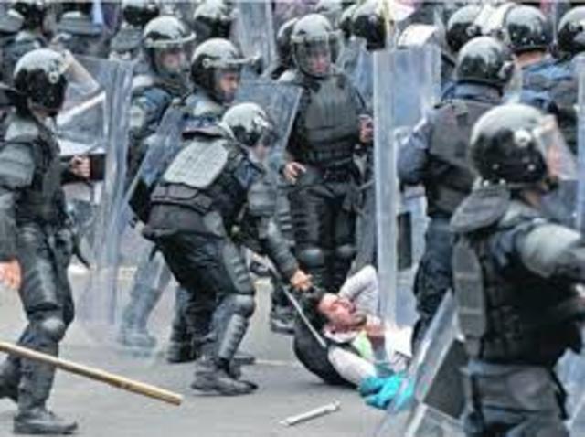 Policía Federal del DF desalojan maestros del CNTE