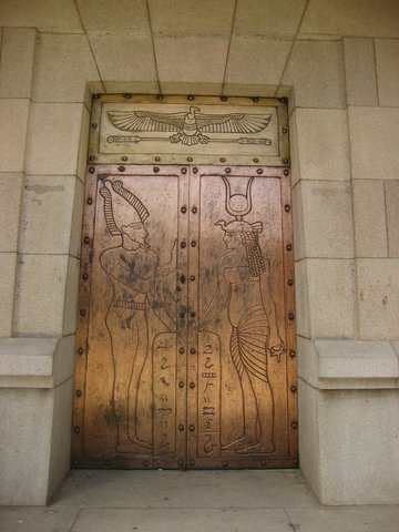 Puerta egipcia